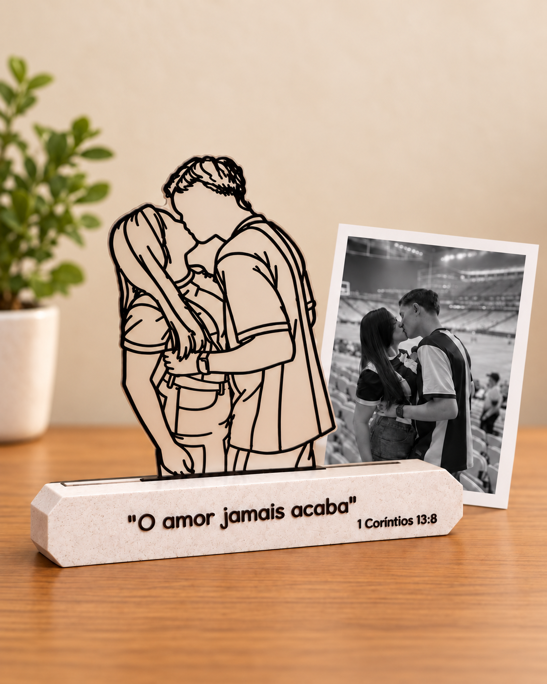 Quadro line art de casal com base chanfrada e foto de referência